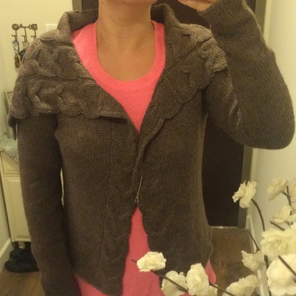 Like new! Cute sweater - Picture 3 of 4